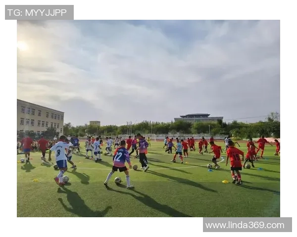 以足球巨星之子为灵感描绘少年梦想与绿茵激情交织的未来之光