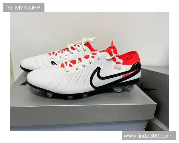 现役顶级球星穿传奇足球鞋展现巅峰技术与经典魅力