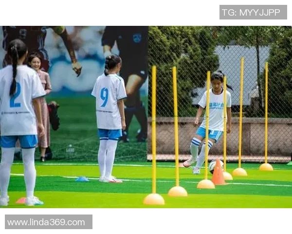 足球巨星子女现身球场观赛引发热议父子情深备受关注 足球巨星子女现身球场观赛引发热议父子情深备受关注