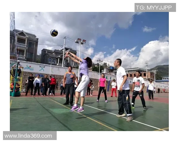 足球明星穿西装英姿飒爽引领时尚潮流尽显绅士风采