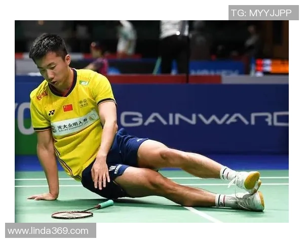 足球明星赛场意外走光瞬间引发热议引爆社交媒体网友热议和关注