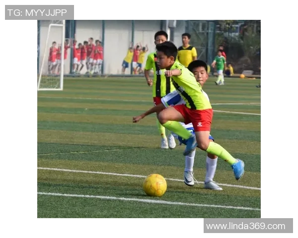 足球球星化身滑草达人展现绿茵场外别样激情与运动魅力