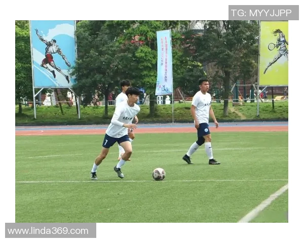 足球球星反义词解析：从绿茵场上的巨星到默默无闻的替补球员