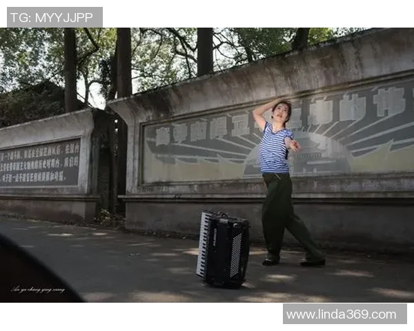 追寻绿茵传奇以足球球星脚印讲述激情与荣耀的岁月长河